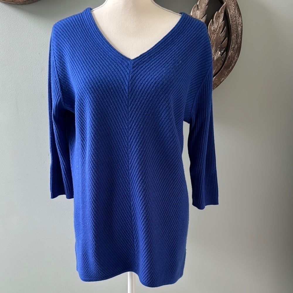 Neiman Marcus Blue V-Neck Sweater With 3/4 Sleeves. Size L